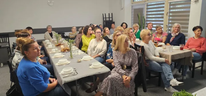 Uczestniczki rozmawiające przy stole podczas śniadania w Rudzie Śląskiej